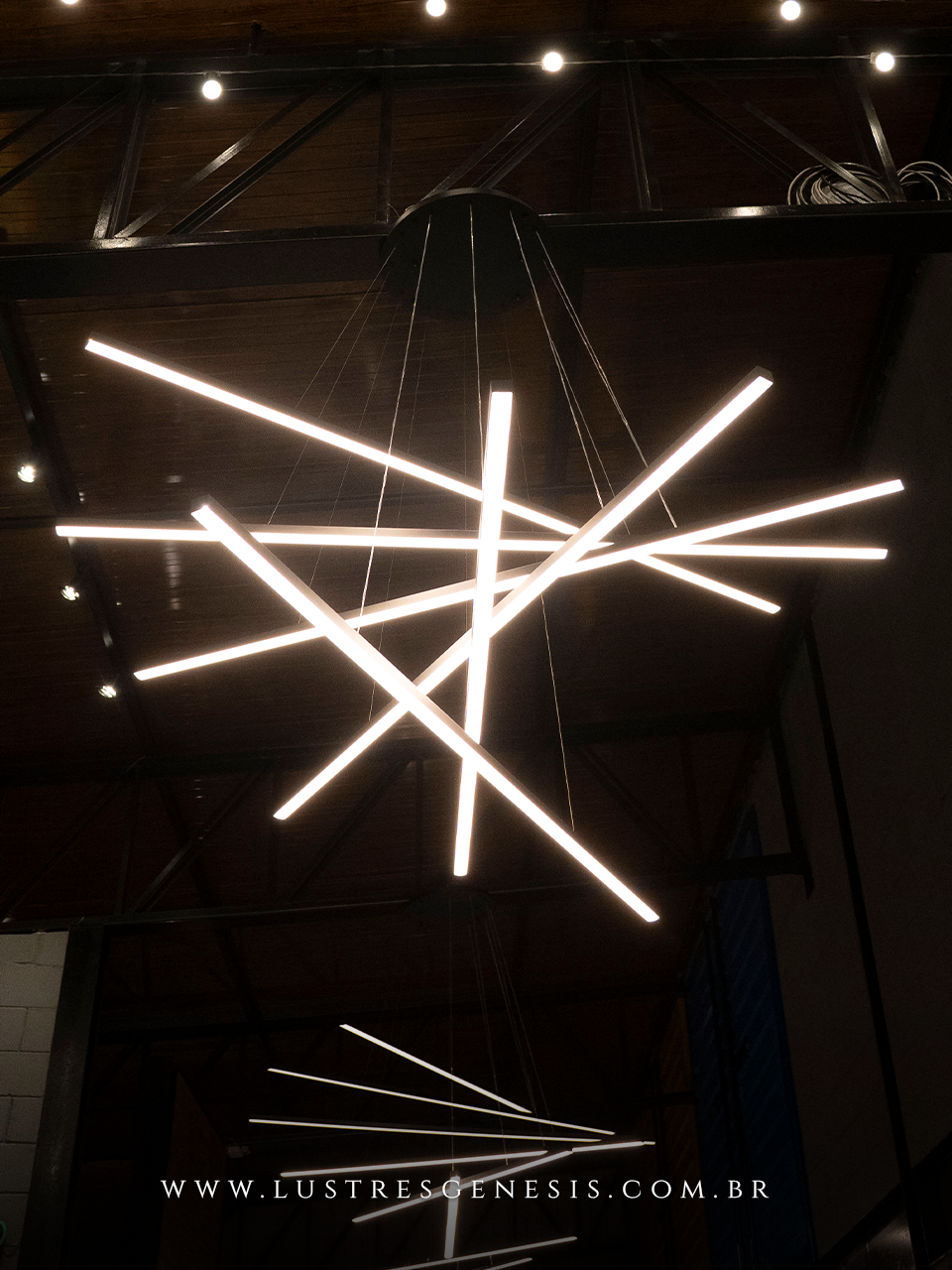 Lustre de LED preto modelo Asterisk sob medida, com design moderno e industrial, ideal para casas com pé direito duplo ou alto, da Lustres Gênesis.